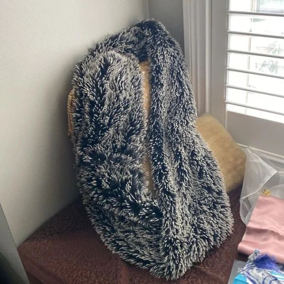 4 scarves bundle, one faux fur infinity, one silk, one NWT, one gray/cream - Picture 2 of 6